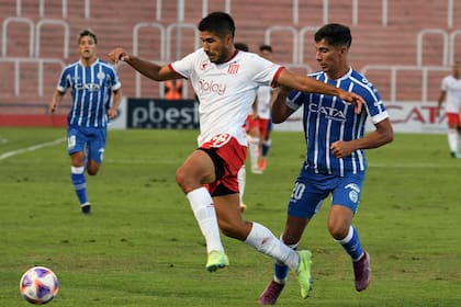 Luciano Lollo, el autor del gol, avanza ante la marca de Salomón Rodríguez.