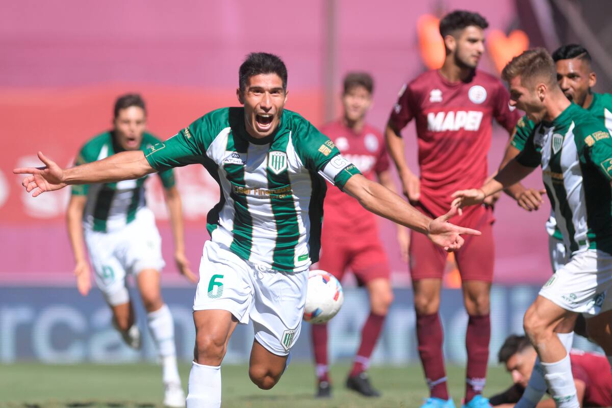 Luciano Lollo festeja su gol, el que le dio la victoria a Banfield ante Lanús por 1-0, por la 7° fecha de la Copa de la Liga
