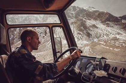 Luciano, manejando la ambulancia-motorhome.