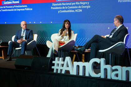 Luciano Masnú, de la Agencia de Empresas Públcias; la diputada Lorena Villaverde y el periodista Diego Cabot, en Amcham Foro de Energía 2025