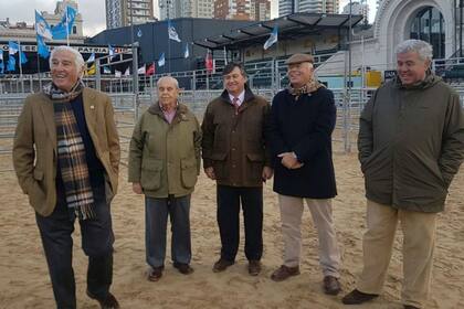 Luciano Miguens, Horacio F. Gutiérrez, Daniel Pelegrina y Carlos Vila Moret, presidente y vicepresidente actuales, respectivamente de la entidad, y Enrique Crotto