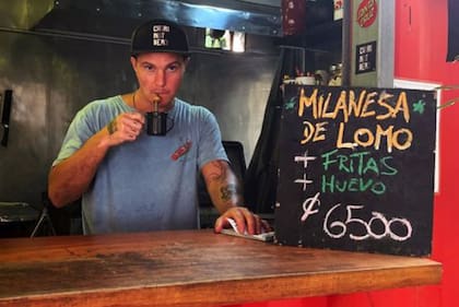 Luciano Otabiano no se olvida del mate ni cuando está al frente de su negocio de choripanes.