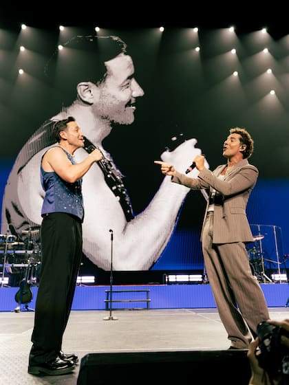 Luciano Pereyra le dio la bienvenida sobre el escenario a su colega ibérico David Bisbal, invitado de la noche en el Movistar Arena