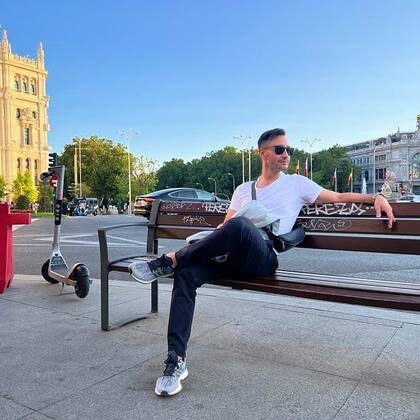 Luciano Pereyra se encuentra de gira en España y vivió un insólito momento con una pareja que le pidió una foto (Foto: Instagram / @lucianopereyraoficial)