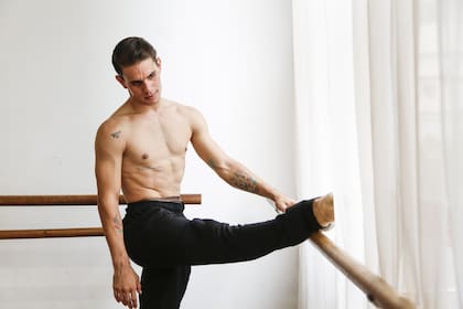 Luciano Perotto, durante un ensayo en Ballet Estudio: el bailarín argentino radicado en México, de 26 años, se fue del país hace una década; el fin de semana hizo una escala fugaz en Buenos Aires antes de sus presentaciones en Chile