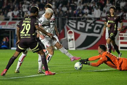 Luciano tuvo infinidad de situaciones para Sao Paulo, pero en todas encontró a Gonzalo Valle: cuando lo revolcó, Emiliano Rigoni pateó con él y el travesaño negó el gol tempranero que pudo cambiar la historia.