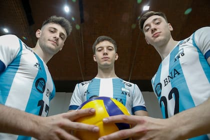 Luciano Vicentín, Luciano Palonsky y Nicolás Zerba, los sub 23 de la selección argentina de vóleibol que quieren pisar fuerte en el Mundial de Eslovenia y Polonia.