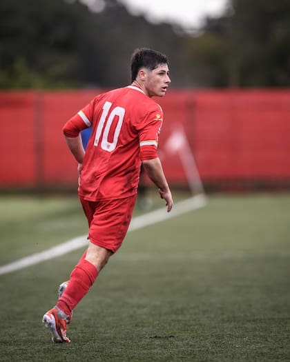 Luciano Viejo, con la camiseta 10 de Boston River; juega en la reserva del equipo montevideano