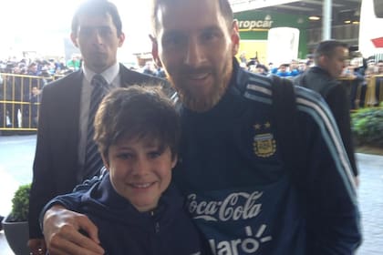 Luciano Viejo y la célebre foto con Messi, en la puerta del Sheraton de Montevideo, en la previa de un Uruguay-Argentina de 2017