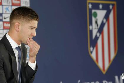 Luciano Vietto de traje para su presentación en el Atlético