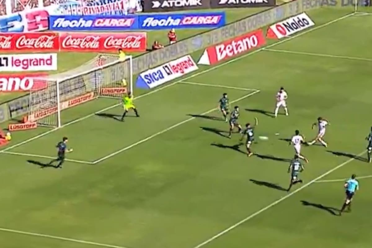 Luciano Vietto remata de zurda y marca el gol de San Lorenzo en el Nuevo Gasómetro, en el arranque del partido con Estudiantes de Río Cuarto