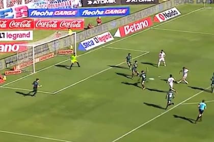 Luciano Vietto remata de zurda y marca el gol de San Lorenzo en el Nuevo Gasómetro, en el arranque del partido con Estudiantes de Río Cuarto