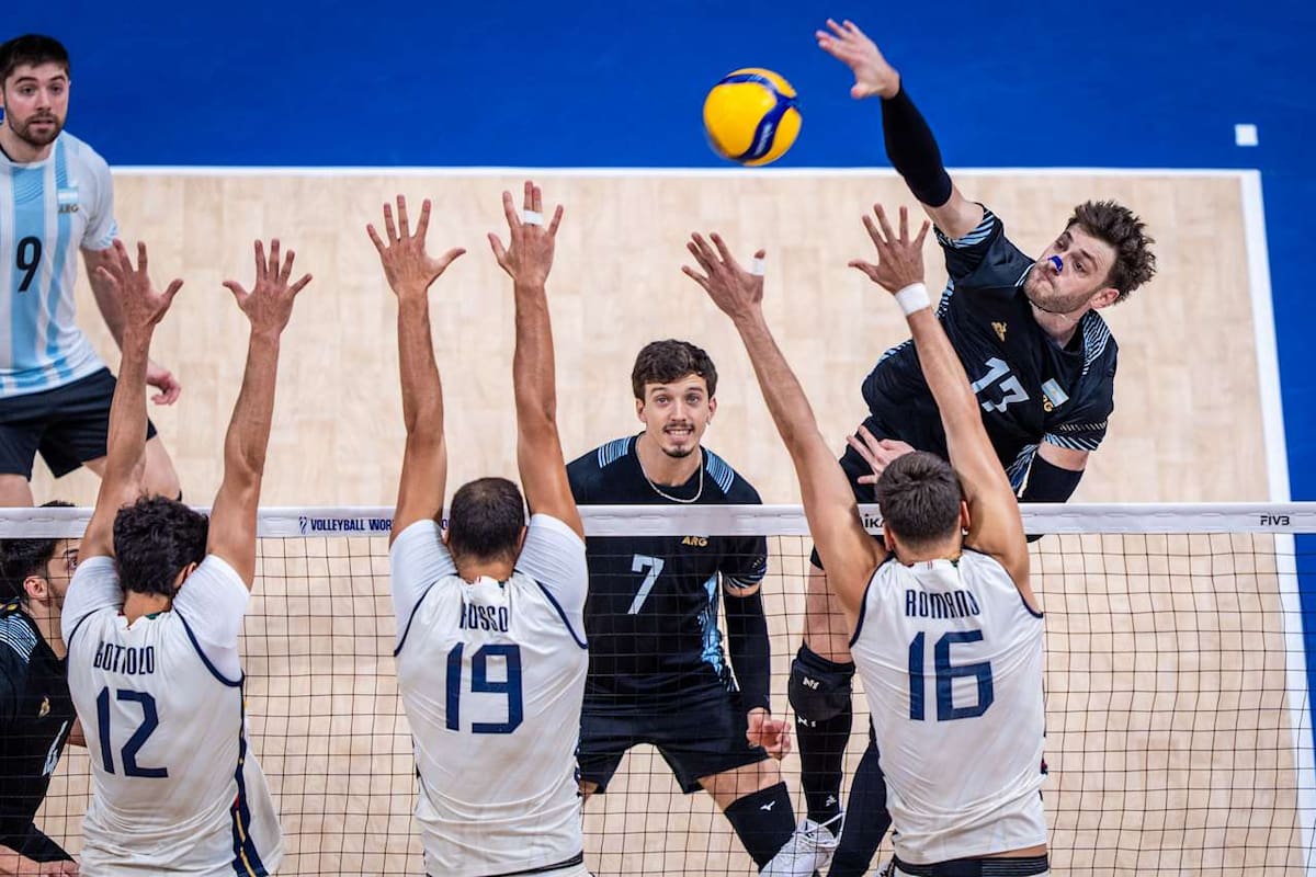 Luciano Vincentín, el goleador argentino, intenta superar el bloqueo de Italia, ante la mirada de Luciano Palonsky