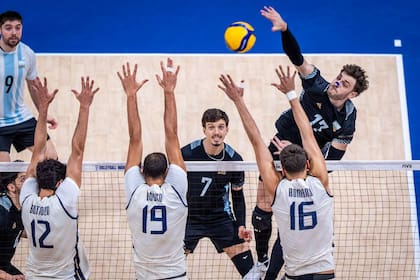 Luciano Vincentín, el goleador argentino, intenta superar el bloqueo de Italia, ante la mirada de Luciano Palonsky