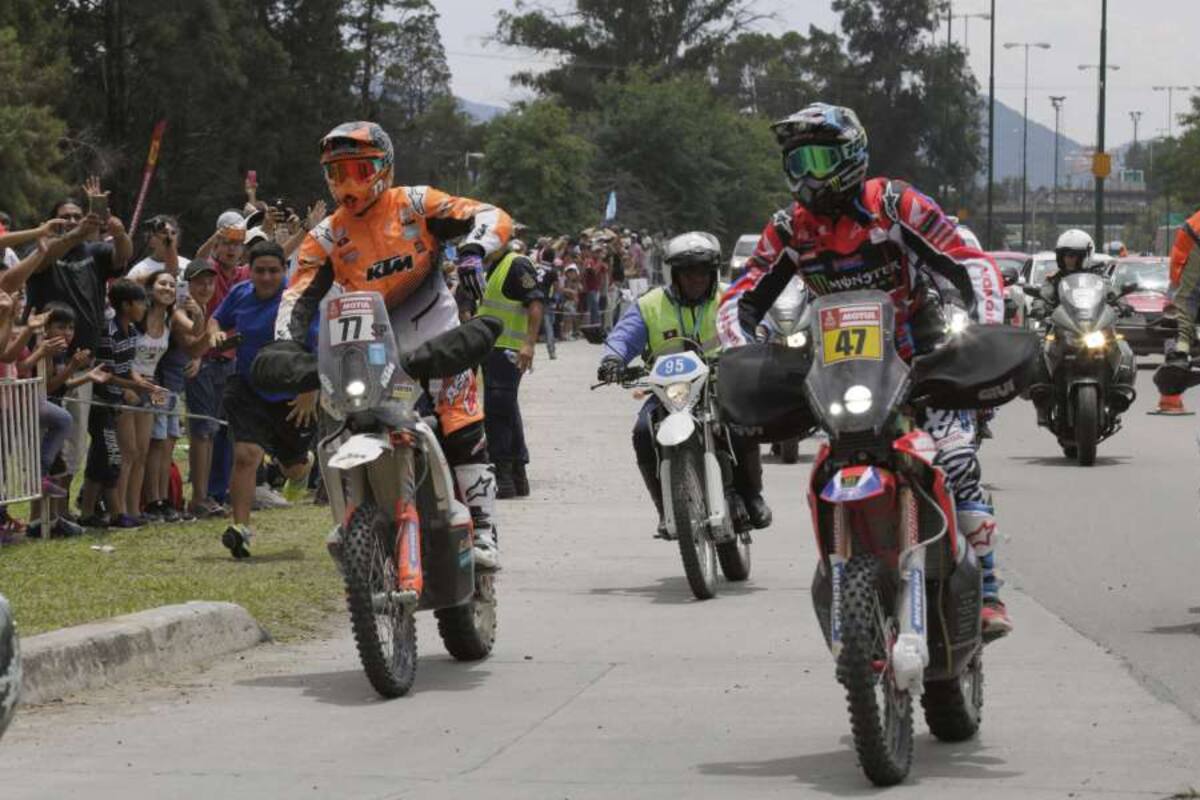Luciano y Kevin Benavides en su ingreso a Salta, ayer, vitoreados por sus coterráneos; el Dakar va hoy a Catamarca