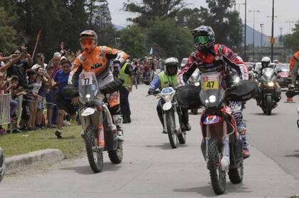 Luciano y Kevin Benavides en su ingreso a Salta, durante el Dakar 2020; tres años después, uno es campeón del mundo de Rally Raid y el otro ganó dos veces la mítica carrera