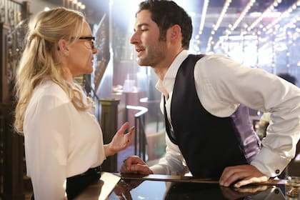 Rachael Harris y Tom Ellis, el particular dúo de analista y paciente de Lucifer