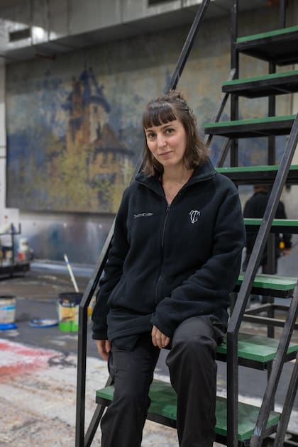 Lucila Rojo, jefa del Taller de Escenografía del Teatro Colón. Desde 2017 trabaja en una de las áreas responsables de transformar bocetos y planos en telones, fondos pintados y estructuras que luego cobran vida sobre el escenario.