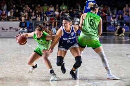 Lucila Sampietro y Julia Fernández en acción durante el tercer juego