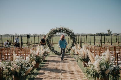 Lucila y Daniel en el armado de la ceremonia de un casamiento en Estancia El Recuerdo, Mercedes.