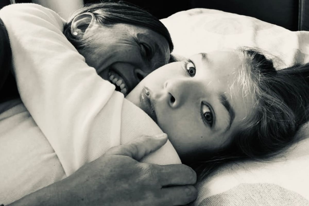 Lucila y Ema en un abrazo de los que suelen disfrutar. “Aprendí a dialogar con ella en sus gestos, miradas y movimientos. Ya no necesito que me hable. Puedo entenderla o trato de hacerlo lo mejor posible.”
