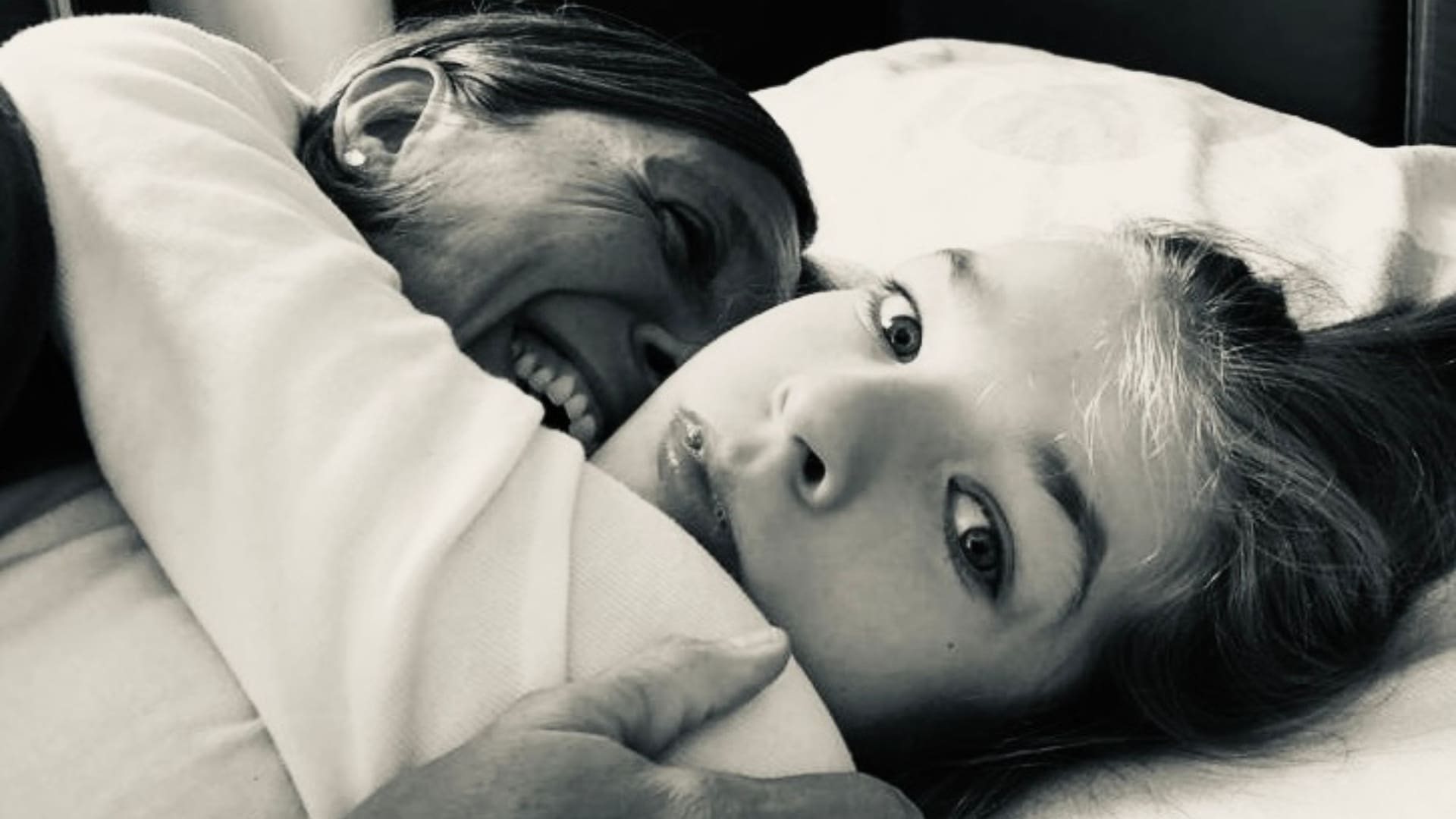 Lucila y Ema en un abrazo de los que suelen disfrutar. “Aprendí a dialogar con ella en sus gestos, miradas y movimientos. Ya no necesito que me hable. Puedo entenderla o trato de hacerlo lo mejor posible.”