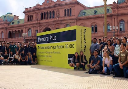 Lucille Levy, en la parte inferior del paquete gigante de Memoria Plus que colocaron frente a la Casa Rosada