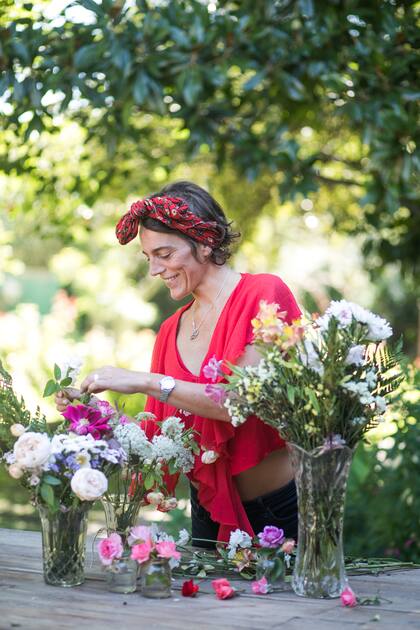 Lucinda Paxton elabora con sus rosas el jabón que se utiliza en los baños de La Madrugada.