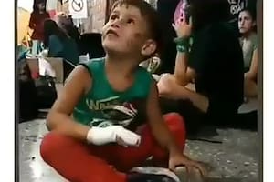 Lucio Dupuy, en diciembre de 2020, con su cara golpeada y un dedo fracturado