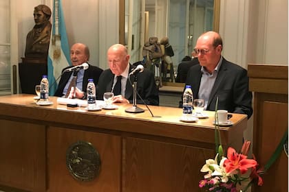 Lucio Reca, presidente del jurado, Carlos Scoppa, presidente de la Academia Nacional de Agronomìa y Veterinaria, y Gustavo Grobocopatel, durante el acto de entrega del Premio Bustillo