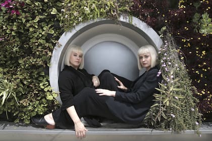 ""Todo es tan inmenso que no podemos tener una real dimensión de lo que está sucediendo en el show", cuentan las chicas de igualito look, tanto en los shows de Waters como en los de su banda, Lucius