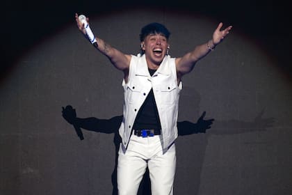 Luck Ra anunció que próximamente lanzará un nuevo remix de “Hola perdida" en su primer show en el Movistar Arena