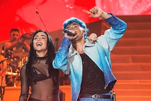Luck Ra con Nicki Nicole, una de las invitadas de la noche