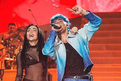 Luck Ra con Nicki Nicole, una de las invitadas de la noche