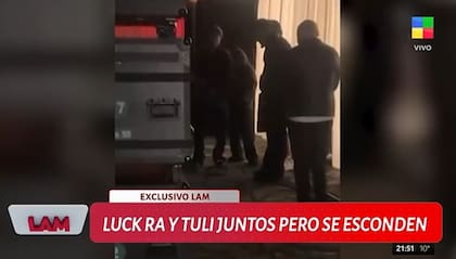 Luck Ra y Tuli Acosta fueron vistos juntos en un show del cantante (Captura: América TV)