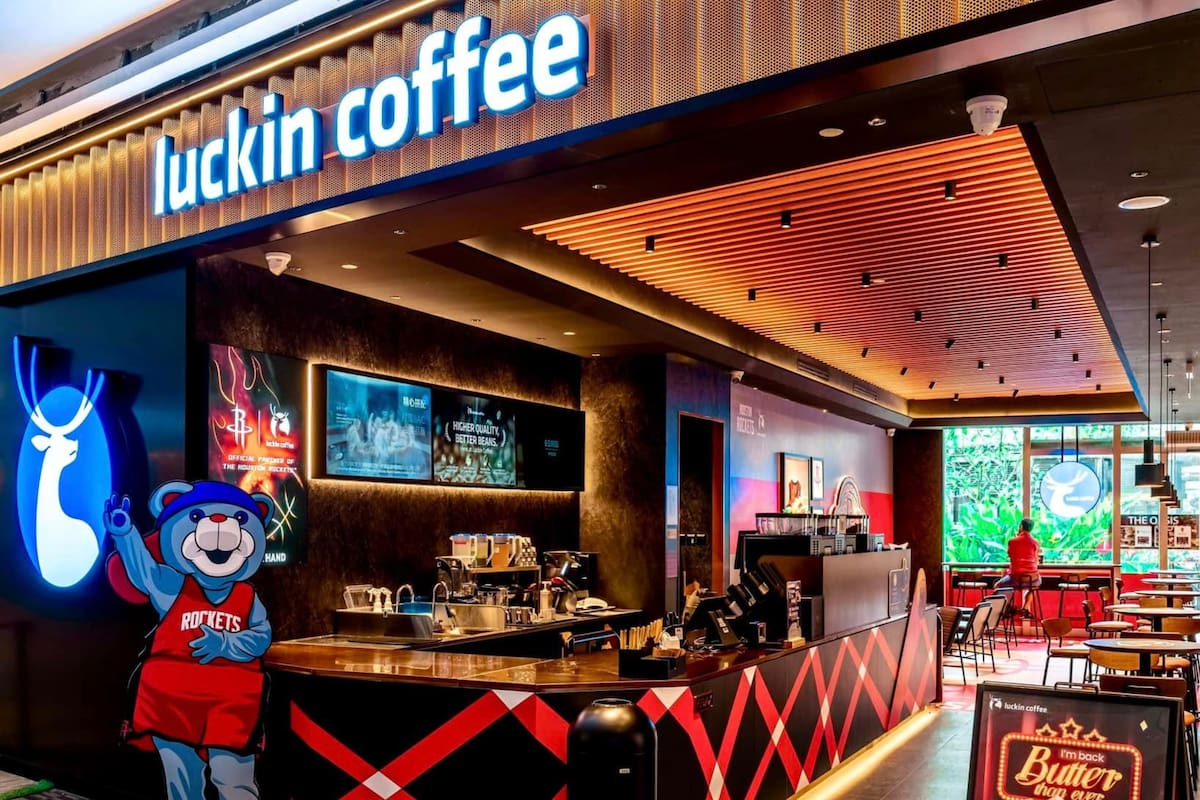 Luckin Coffee abrió dos nuevas sucursales en Nueva York y hace temblar a Starbucks