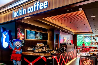 Luckin Coffee abrió dos nuevas sucursales en Nueva York y hace temblar a Starbucks