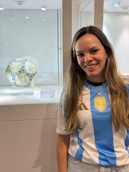 Lucrecia Vélez pidió hacerse la foto con la pelota del histórico partido en el Azteca