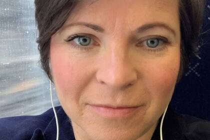 Lucy Adams todavía sufre de vértigo, dolor de cabeza, dolor en las articulaciones y otros síntomas la mayoría de los días