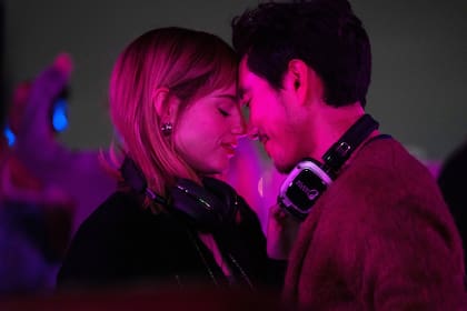 Lucy Boynton y Justin H. Min en The Greatest Hits