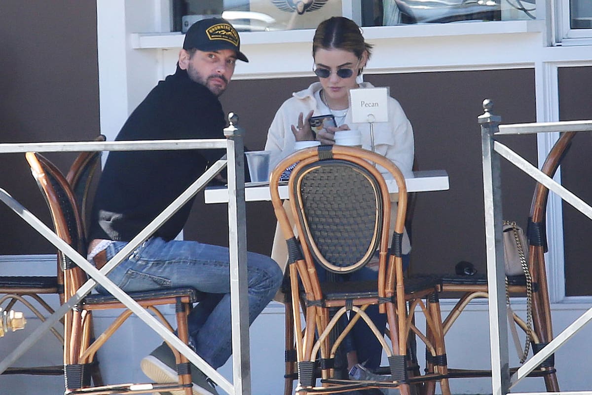 Lucy Hale empaca en el PDA con Skeet Ulrich durante un almuerzo romántico en Los Ángeles