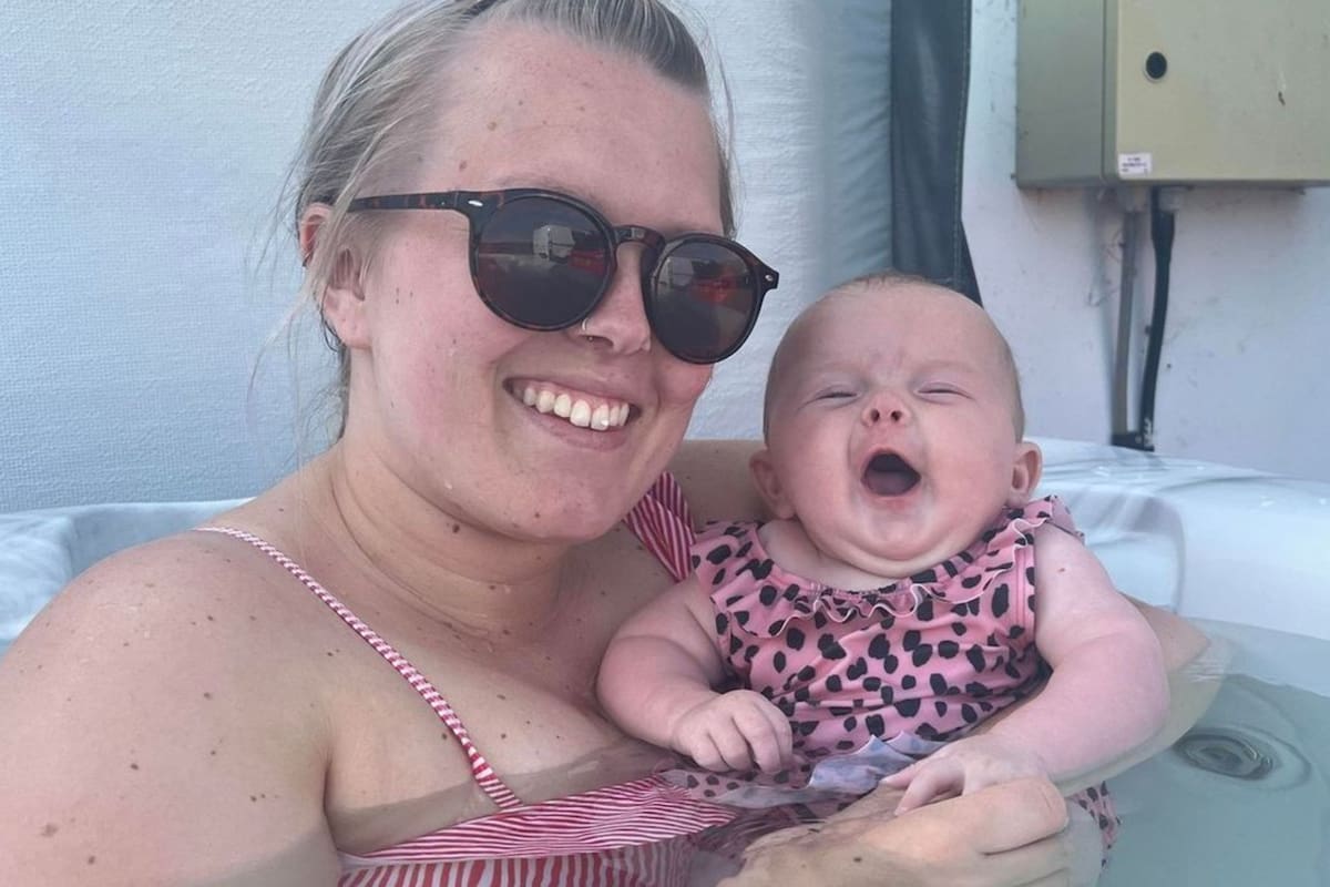 Lucy Jones se llevó la mayor sorpresa de su vida cuando fue al baño (Crédito: Daily Mail/Kennedy News and Media)