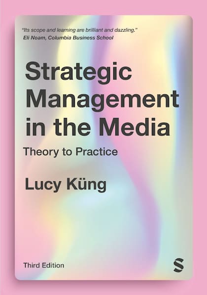 Lucy Kueng tiene numerosos libros con el foco puesto en la estrategia organizacional de los medios