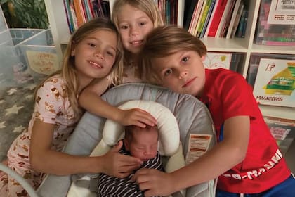 Lucy, Mary y Nicholas posan con su hermano
