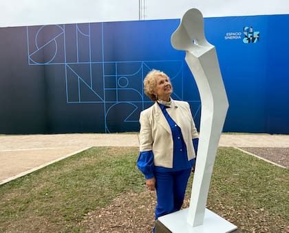 Lucy Mattos aportó la escultura número 731 del patrimonio chaqueño, con la donación de "Sintonía de Amor" durante la Bienal Internacional de Escultura del Chaco 2026