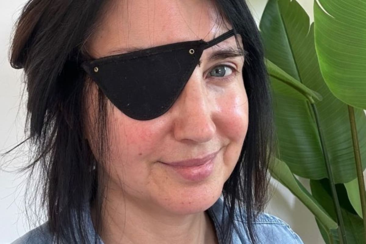 Lucy Owen con un parche en el ojo