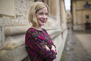 La historiadora que cuenta el origen de las pequeñas cosas y asegura que las mujeres fueron protagonistas de las monarquías