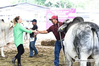 Lucyana durante una jura en pista: ya evaluó animales en once países
