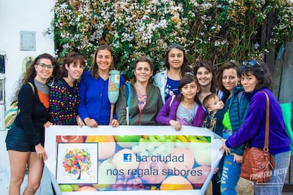 Ludmila empezó en 2012 a armar paseos abiertos y gratuitos para recorrer circuitos de frutales porteños