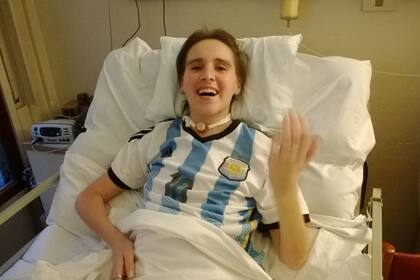 Ludmila en su cama, alentando a la selección